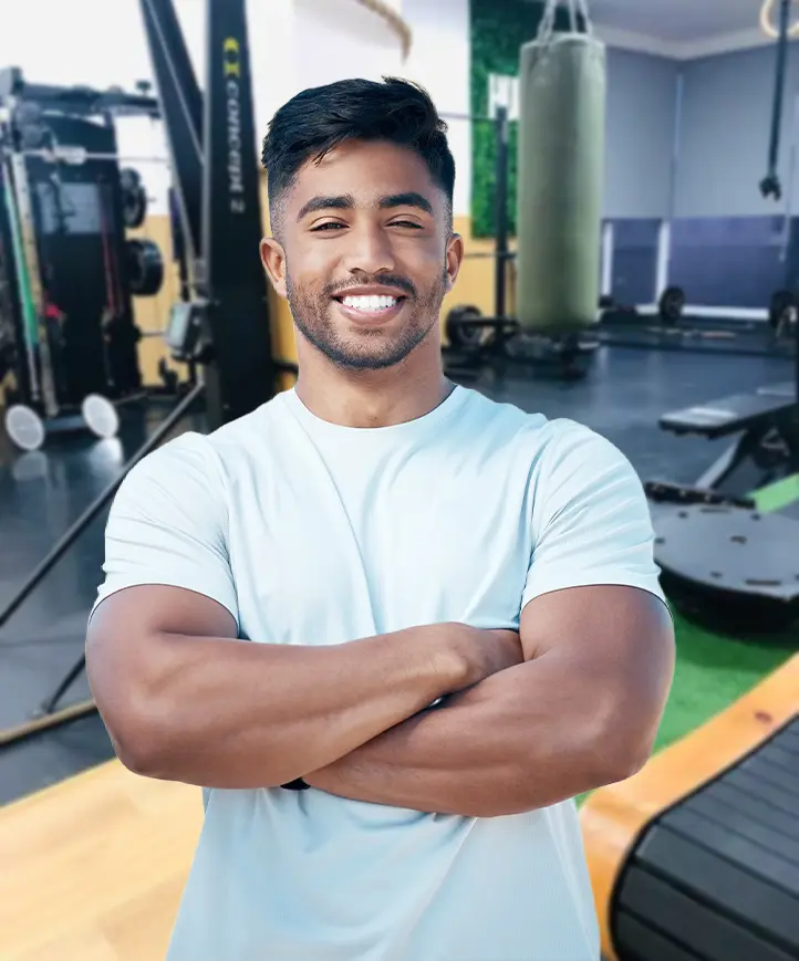 Modelo musculado masculino a levantar peso
